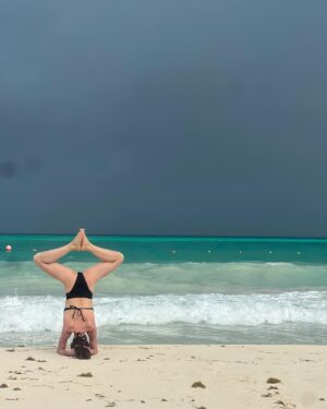 Irene Azuela Instagram - Pasa tanto en un intento, en el hacerlo y caerse y volverlo a hacer, cambia el color del cielo, el viento sopla en otra dirección, las olas llegan y se van, caen gotas, sale a saludar el sol. @belmondmaroma