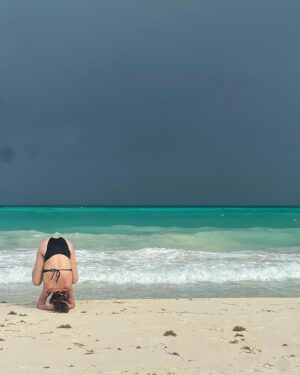 Irene Azuela Instagram - Pasa tanto en un intento, en el hacerlo y caerse y volverlo a hacer, cambia el color del cielo, el viento sopla en otra dirección, las olas llegan y se van, caen gotas, sale a saludar el sol. @belmondmaroma