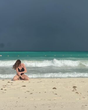 Irene Azuela Instagram - Pasa tanto en un intento, en el hacerlo y caerse y volverlo a hacer, cambia el color del cielo, el viento sopla en otra dirección, las olas llegan y se van, caen gotas, sale a saludar el sol. @belmondmaroma