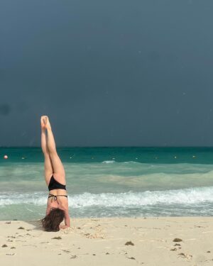 Irene Azuela Instagram - Pasa tanto en un intento, en el hacerlo y caerse y volverlo a hacer, cambia el color del cielo, el viento sopla en otra dirección, las olas llegan y se van, caen gotas, sale a saludar el sol. @belmondmaroma