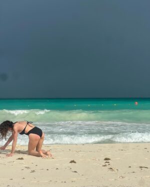 Irene Azuela Instagram - Pasa tanto en un intento, en el hacerlo y caerse y volverlo a hacer, cambia el color del cielo, el viento sopla en otra dirección, las olas llegan y se van, caen gotas, sale a saludar el sol. @belmondmaroma