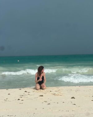 Irene Azuela Instagram - Pasa tanto en un intento, en el hacerlo y caerse y volverlo a hacer, cambia el color del cielo, el viento sopla en otra dirección, las olas llegan y se van, caen gotas, sale a saludar el sol. @belmondmaroma