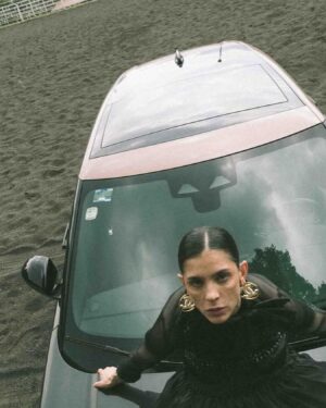 Irene Azuela Instagram - Lady in red in a car in the eye of @karlalisker in the cover of @m__milenio @betsytay @sarahgorereeves @danzpda