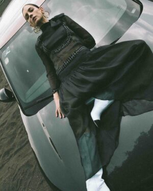 Irene Azuela Instagram - Lady in red in a car in the eye of @karlalisker in the cover of @m__milenio @betsytay @sarahgorereeves @danzpda