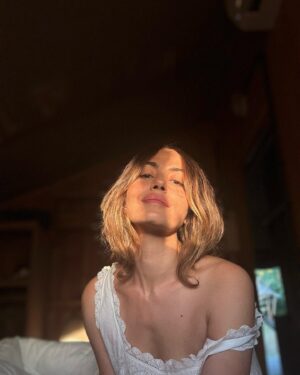 Irene Montalà Instagram - Esta mañana, este libro y este rayo de sol. 
Estoy aquí.
@wecampsites