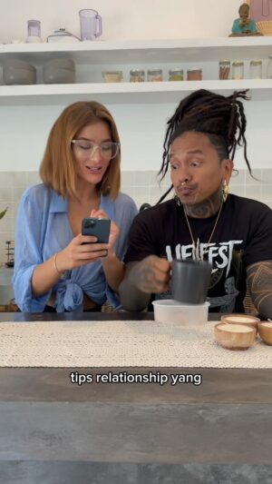 Irina Stroganova Instagram - Pake di tanya segala sih.. Besok besok gak usah nanya nanya perihal romantisme lah.. bingung jawabnya 😭
.
.
.

#delluuyee #irisbulebaik #jokes #receh #comedy