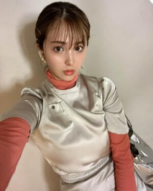 Iroha Yanagi Instagram - space 系🪐。

愛してやまない
@willfully_official 
のセットアップに、
ポイントにシースルーをレイヤード🩶🧡
このシースルーカットソー使えるのだ。

最近アクセも服もゴールドよりもシルバー派だ。