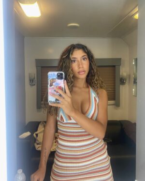 Isabella Ferreira Instagram - @incomingmovie is the #1 movie on @netflix rn?! say swear