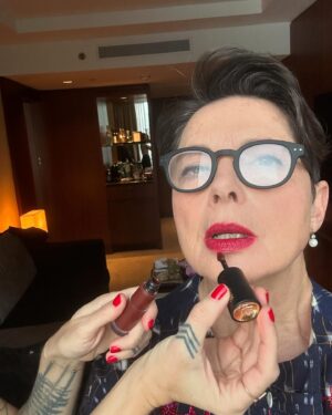 Isabella Rossellini Instagram - My looks at the Toronto film Festival thanks to @azraredmakeup @peterbutlerhair for premieres of film CONCLAVE @tiff_net .  @lancomeofficial 
Lipstick “ Drama Ink “ ,foundation “ teint idole  ultra wear ”, mascara “ hypnose” , eyeliner “ le stylo waterproof “ dresses @nazzybeglari