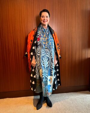 Isabella Rossellini Instagram - My looks at the Toronto film Festival thanks to @azraredmakeup @peterbutlerhair for premieres of film CONCLAVE @tiff_net .  @lancomeofficial 
Lipstick “ Drama Ink “ ,foundation “ teint idole  ultra wear ”, mascara “ hypnose” , eyeliner “ le stylo waterproof “ dresses @nazzybeglari