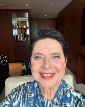 Isabella Rossellini Instagram - My looks at the Toronto film Festival thanks to @azraredmakeup @peterbutlerhair for premieres of film CONCLAVE @tiff_net .  @lancomeofficial 
Lipstick “ Drama Ink “ ,foundation “ teint idole  ultra wear ”, mascara “ hypnose” , eyeliner “ le stylo waterproof “ dresses @nazzybeglari