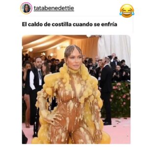 Isabella Santodomingo Instagram - Lo que más voy a extrañar ahora que se vayan son las tardeadas con mi hermana. (Y Harvey pegado a ella como un chicle) Gracias por cuidarnos todos estos días, @karinasantodomingo Te quiero mucho hermanita. ❤️
••
Entradas para mis próximas funciones de #loscaballeroslasprefierenbrutas : 
www.loscaballeroslasprefieren.com
••
@tiranube @los.caballeros.las.prefieren