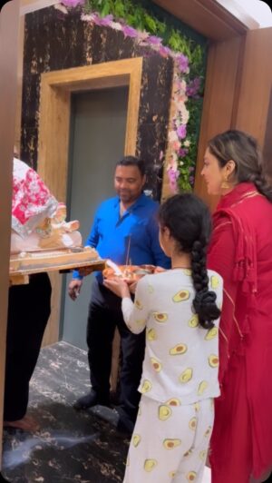 Isha Koppikar Instagram - Welcome home Bappa 🙏🏼💃🏻

Ganpati Bappa Morya