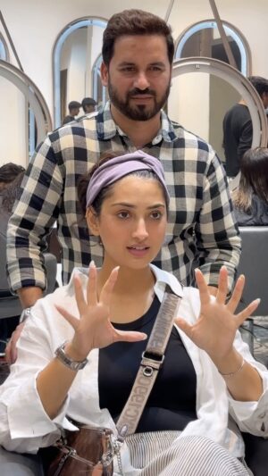 Isha Sharma Instagram - Simple and basic touchup which can easily go with her work…
.
.
Hair transformation by @sunny_ali_hair_artist  with lsha sharma 💫✨ #😍 🤍🖤