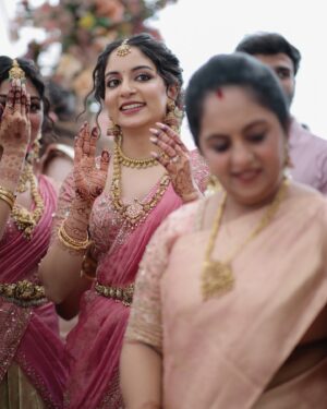 Ishaani Krishna Instagram - Sister of the Bride 😌🩷✨

Images shot by : @_stories_by_mathews__ 

Half Saree Skirt, Blouse and Shawl stitched to perfection by : @santinni.in ✨

Saree from : @mloft_by_joeljacobmathew 

Hair and Make up : @brahma_hairandmakeup
