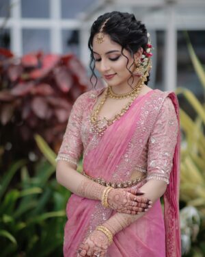 Ishaani Krishna Instagram - Sister of the Bride 😌🩷✨

Images shot by : @_stories_by_mathews__ 

Half Saree Skirt, Blouse and Shawl stitched to perfection by : @santinni.in ✨

Saree from : @mloft_by_joeljacobmathew 

Hair and Make up : @brahma_hairandmakeup