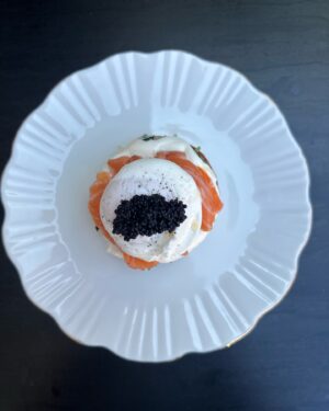 Iveta Fabešová Instagram - Máte rádi vejce Benedikt? My ano! A tak je budeme mít nově ve třech variantách.
Vegetariánská verze s mini cuketou a klasickou holandskou omáčkou, verze s uzeným lososem kaviárem a poslední verze se špenátem, šunkou od kosti a lanýžem. Obě verze pak podávané s holandskou omáčkou z hnědého másla.
#if #ivetafabesova #masarycka