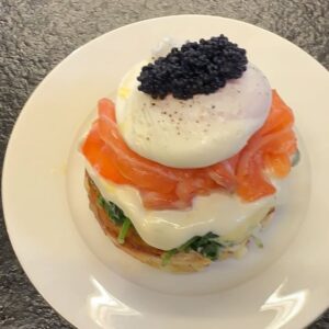 Iveta Fabešová Instagram - Máte rádi vejce Benedikt? My ano! A tak je budeme mít nově ve třech variantách.
Vegetariánská verze s mini cuketou a klasickou holandskou omáčkou, verze s uzeným lososem kaviárem a poslední verze se špenátem, šunkou od kosti a lanýžem. Obě verze pak podávané s holandskou omáčkou z hnědého másla.
#if #ivetafabesova #masarycka