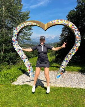 Iveta Fabešová Instagram - Tak tohle léto bylo tak rychlé, že ani nevím, že bylo🙈 snažit si užít čas s dětmi a když nebyly děti tak bylo tolik práce, že jsem ani nevěděla co je za den.
A dnes znovu do režimu vstávání, učení se, rozvážení dětí po kroužcích nahoru dolů, čekání na lavičkách než docvičí, dotančí, nebo dokopou. Úděl asi všech maminek. Tak hlavně hodně síly ať ten další rok zvládneme. Děti jsou v pohodě, ikdyž my zahájili školní rok s angínou😂😂👍 #hodněsílyvšemmaminkám