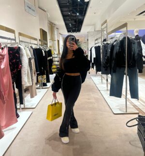 Izzy Fairthorne Instagram - I will always count on @theofficialselfridges for the best bags/shopping experience. All of my staple pieces are from there, specifically this bag which goes with everything and fits all my essentials🤍 Link in Bio!
@collable_official #selfridges #CollAblecreator #ad
