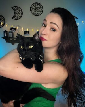 Jaclyn Glenn Instagram - HARRIS 🇺🇸 WALZ
Signed, Cat Lady with 2 kids 
(We’re all the same 🐱)

Yes… I have 4 cats. You should see how many outside strays I feed (and have gotten fixed). 

#harriswalz2024 #kamalaharris #vote