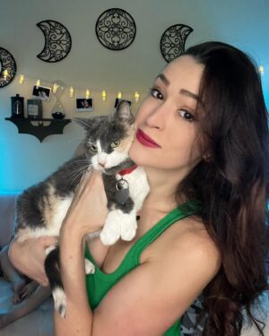 Jaclyn Glenn Instagram - HARRIS 🇺🇸 WALZ
Signed, Cat Lady with 2 kids 
(We’re all the same 🐱)

Yes… I have 4 cats. You should see how many outside strays I feed (and have gotten fixed). 

#harriswalz2024 #kamalaharris #vote