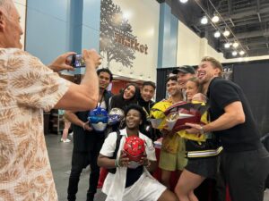 Jacqueline Scislowski Instagram - Another PMC in the books with the ranger fam💛💛✨
.
My jacket: @prettylittlething 💛🩷
.
.
.
.
#powermorphicon #beastmorphers #beastmode #hasbro #hasbropulse #jacquelinescislowski #yellowranger #fam #funtimes #PMC24 #summer #losangeles #pasedena
