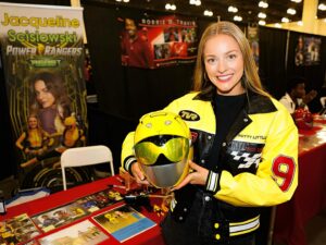 Jacqueline Scislowski Instagram - Another PMC in the books with the ranger fam💛💛✨
.
My jacket: @prettylittlething 💛🩷
.
.
.
.
#powermorphicon #beastmorphers #beastmode #hasbro #hasbropulse #jacquelinescislowski #yellowranger #fam #funtimes #PMC24 #summer #losangeles #pasedena
