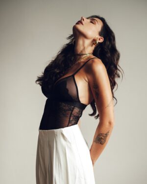 Jade Leboeuf Instagram - La véritable force réside dans la douceur avec laquelle on affronte la vie 🖤 Être à la fois tendre et puissante, c’est là que réside toute la magie 
Merci pour ces incroyables photos @olegherzel 📷