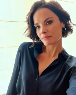 Jaimie Alexander Instagram - Suuuuuch a professional lady today! 🤓 #navy @danielressa 😜😜😜