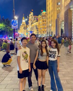 Jane Lee Instagram - 在永遠看不膩的外灘
祝你50生日快樂🥳 
#hb #色戒酒吧 #無敵夜景