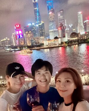Jane Lee Instagram - 在永遠看不膩的外灘
祝你50生日快樂🥳 
#hb #色戒酒吧 #無敵夜景