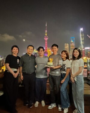 Jane Lee Instagram - 在永遠看不膩的外灘
祝你50生日快樂🥳 
#hb #色戒酒吧 #無敵夜景