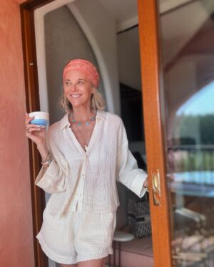 Janet Gunn Instagram - Leaning in to the end of Summer ⭐️ Found this short set @permanentvacationshop by @thehandloom for a chic beach vibe. 
It has shiny gold thread running through the fabric so it gives it an elevated look🫶🏻

I’m a big fan of @poupettestbarth scarfs, they are so pretty and flow so nicely- Soo easy to wear. 
Readers from @lookopticusa Keaton Sun Readers.
#shortsets #vacationwear #sardiniaphotos #fashioninfluencers #over50 #stylishreaders #italianvacation #nomakeupmakeup