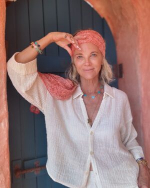Janet Gunn Instagram - Leaning in to the end of Summer ⭐️ Found this short set @permanentvacationshop by @thehandloom for a chic beach vibe. 
It has shiny gold thread running through the fabric so it gives it an elevated look🫶🏻

I’m a big fan of @poupettestbarth scarfs, they are so pretty and flow so nicely- Soo easy to wear. 
Readers from @lookopticusa Keaton Sun Readers.
#shortsets #vacationwear #sardiniaphotos #fashioninfluencers #over50 #stylishreaders #italianvacation #nomakeupmakeup