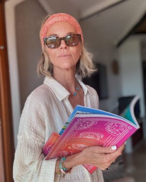 Janet Gunn Instagram - Leaning in to the end of Summer ⭐️ Found this short set @permanentvacationshop by @thehandloom for a chic beach vibe. 
It has shiny gold thread running through the fabric so it gives it an elevated look🫶🏻

I’m a big fan of @poupettestbarth scarfs, they are so pretty and flow so nicely- Soo easy to wear. 
Readers from @lookopticusa Keaton Sun Readers.
#shortsets #vacationwear #sardiniaphotos #fashioninfluencers #over50 #stylishreaders #italianvacation #nomakeupmakeup