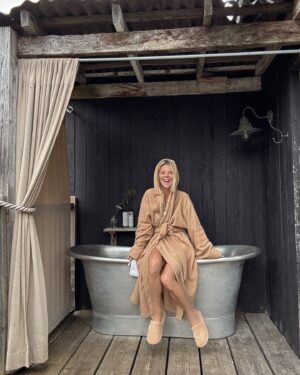 Janet Gunn Instagram - Gone country 🛀 in the most beautiful countryside. 
#cotswold #outdoorbath #sohofarmhousestyle #vancleefarpels 
@sydneyevan butterflynecklace