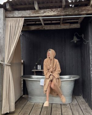Janet Gunn Instagram - Gone country 🛀 in the most beautiful countryside. 
#cotswold #outdoorbath #sohofarmhousestyle #vancleefarpels 
@sydneyevan butterflynecklace