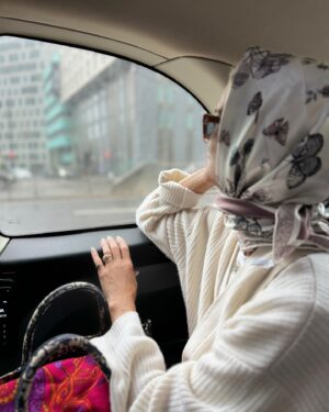 Janet Gunn Instagram - A rainy day in London ☂️ calls for my favorite accessory, a scarf and it’s always nice to be in a London 🚕 
#rainydayinlondon #diorscarf #travelling #feelslikefall 
👓 Keaton from @lookopticusa 
Sweater @jennikayne