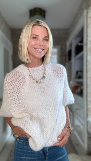 Janet Gunn Instagram - I just found a fabulous sweater that I think you’re going to love. Click the link in my bio or you can see the link in my stories.
my new favorite Lucky charm necklace is from @lisastattjewelry 🐞 and yes, all the sudden I feel very lucky🫶🏻
Link for my jeans from  @frame in my bio and stories
Thank you @madisonmaison for these elegant white loafers…. sorry I’m missing the show in Dallas right now with you and @themiddlepageblog 🙌🏻
Have a beautiful day and thank you for watching 🙏
**underneath I’m wearing my all-time favorite white tank from @wslyssaa 
#sweaterweather #framejeans #petitestyle  #lisastattjewelry #luckycharm #whitesweaters #fashioninspo