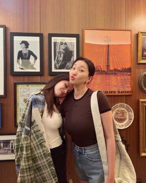 Jang Yoon-ju Instagram - 우씨왕후와 1박2일 ㅋ 호캉스?? 편이 윤쥬르에 업로드
됩니다:) #지지배전종서 #자매님전종서 #골반여신전종서 😍🩷💋
매주 수요일 저녁7:00pm에 #윤쥬르 업로드 되요:) ㅎ