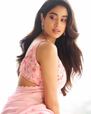 Janhvi Kapoor Instagram - Only 🧜🏼‍♀️ vibes for #Devara 🌊❤️‍🔥🔱