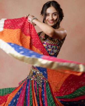 Janki Bodiwala Instagram - U.S.A navratri celebration 😍
.
Outifut by @vastra_by_ps 
Clicked by @yashgajjarphotography_  @thewedcapture 
Jewellery- @vastra_by_ps @dohe_india