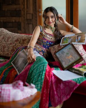Janki Bodiwala Instagram - U.S.A navratri celebration 😍
.
Outifut by @vastra_by_ps 
Clicked by @yashgajjarphotography_  @thewedcapture 
Jewellery- @vastra_by_ps @dohe_india