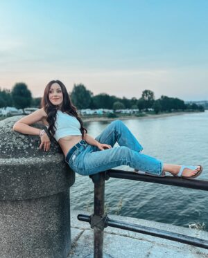 Jasmin Wagner Instagram - Nach ein paar Wochen Auszeit und Erholung stand ich am Samstag endlich wieder mit meiner Crew auf der Bühne. 👯‍♀️

Vielen Dank Koblenz für eure Energie 🌸🎤🎶

#blümchentour #blümchen2024 #tourlife #bühnenperformance #blümchen #deutscheseck