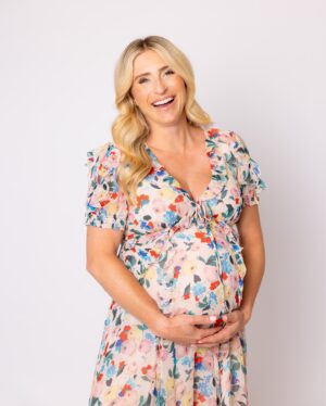 Jasmine Roth Instagram - I turn 40 today!  Grateful, focused, building my happy, and ready for what’s next. ✨✨

(Also, the best part of this photoshoot was when they brought in the stool.  Who knew sitting would be my main goal?  Ha!)

#BuildYourHappy #ThisIs40 #WomenWhoBuild

Photographer: @brettericksonphoto
Makeup: @1011makeupandhair
Stylist: @loosher11