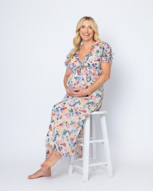 Jasmine Roth Instagram - I turn 40 today!  Grateful, focused, building my happy, and ready for what’s next. ✨✨

(Also, the best part of this photoshoot was when they brought in the stool.  Who knew sitting would be my main goal?  Ha!)

#BuildYourHappy #ThisIs40 #WomenWhoBuild

Photographer: @brettericksonphoto
Makeup: @1011makeupandhair
Stylist: @loosher11