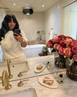 Jazmine Sullivan Instagram - thank you @osborneconstruction for bringing my bathrooms into the 21st century 🥹🤍