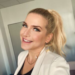 Jeanette Biedermann Instagram - Ich freu mich so sehr auf euch alle! #😘 Morgen und übermorgen spielen wir zwei schöne Konzerte für euch!! Ich bin schon da und kann es kaum erwarten euch wieder zu sehen… #💞 Morgen Abend in Weissach in der Strudelbachhalle um 20 Uhr und übermorgen Abend in der Hermann Schwab Halle in Winnenden! #🥳🥳🥳 
Seid ihr dabei? 

#jeanettebiedermann #konzert #livekonzert #konzertliebe #live #livemusik #🤩