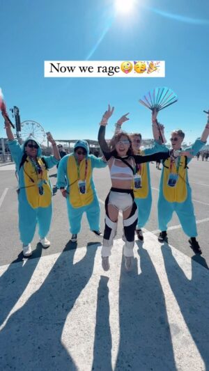 Jeannie Elise Mai Instagram - The mystic rips fairy strikes again 🩵🎉✨ why I love going to festivals 🥹 the special encounters & beautiful moments shared with people :’) and of course, connecting & healing through music 💖🎶🤘 thank u @buntmusic for bringing the squirtle squad out 😎🐢